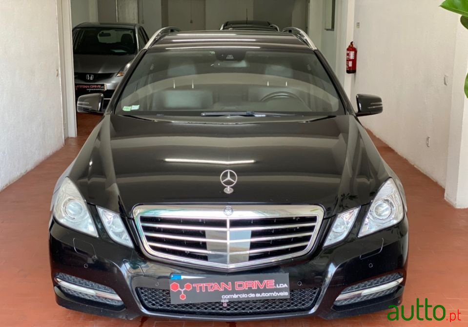 2012' Mercedes-Benz E-220 photo #3