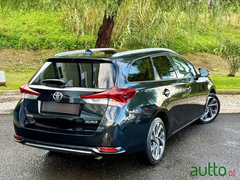 2016' Toyota Auris Touring Sports photo #3