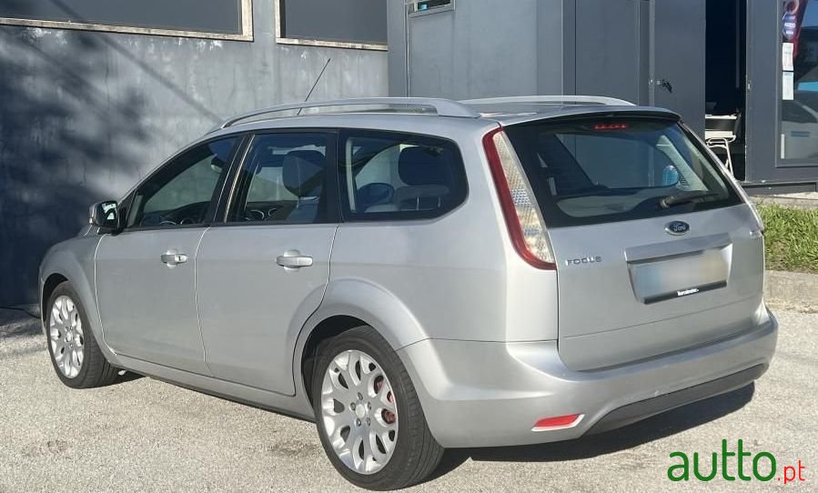 2010' Ford Focus Sw photo #4