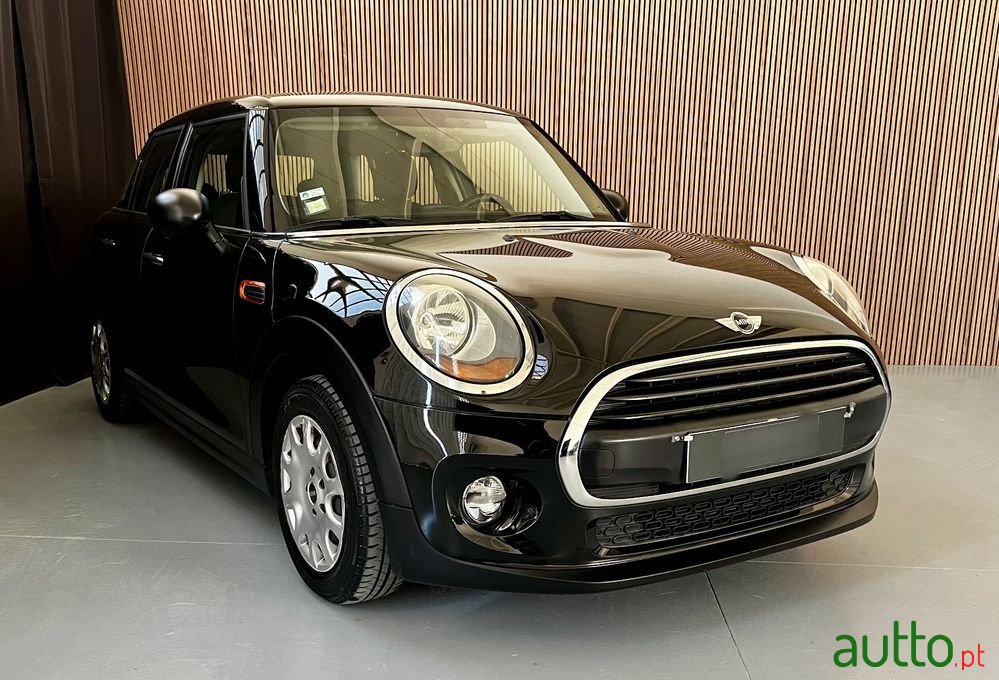2015' MINI Cooper 5 Portas photo #1