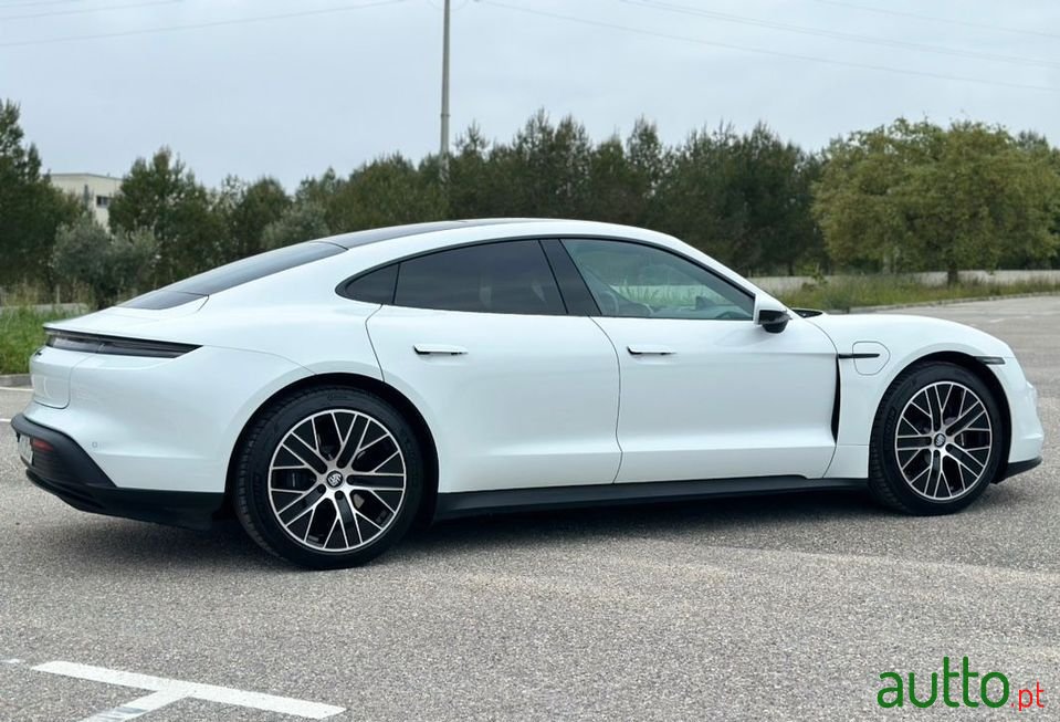 2021' Porsche Taycan photo #3