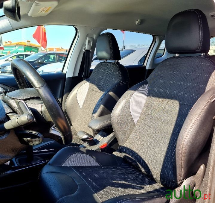 2018' Peugeot 2008 photo #6