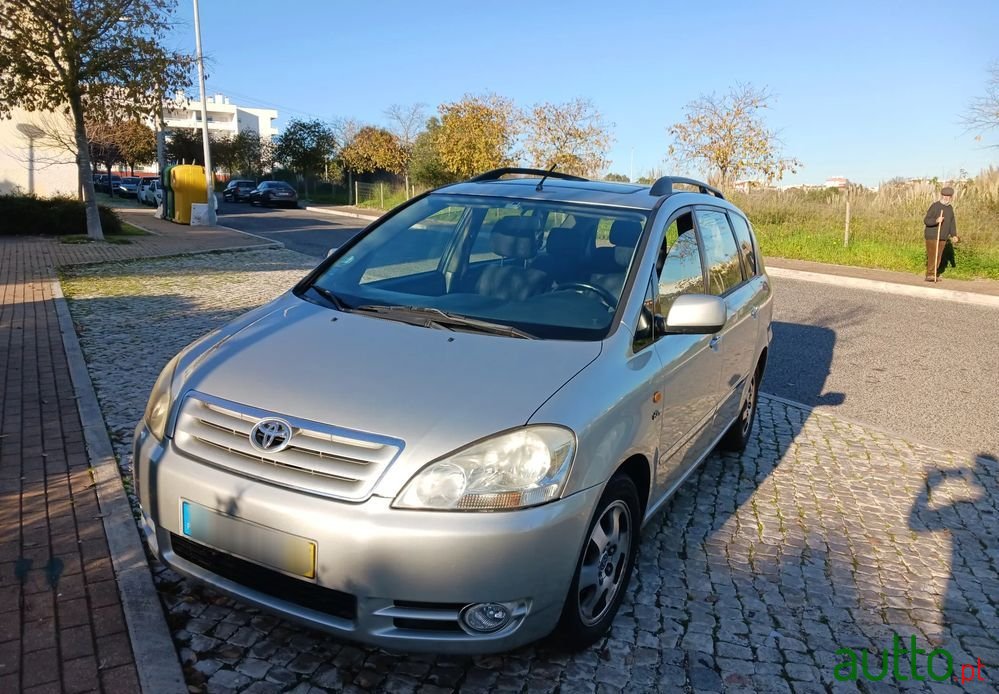2002' Toyota Avensis Verso photo #1