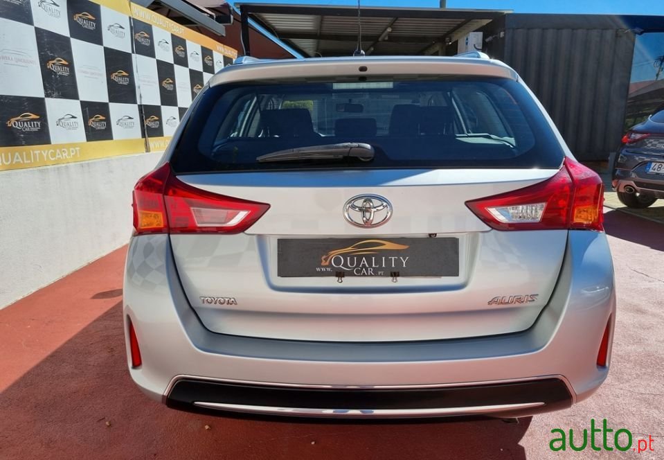 2014' Toyota Auris Touring Sports photo #5