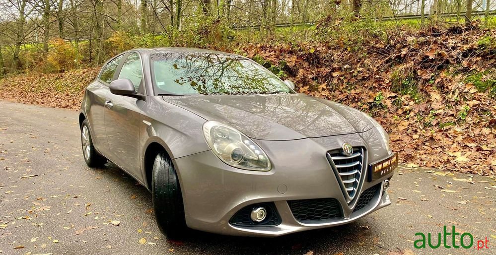 2015' Alfa Romeo Giulietta photo #2