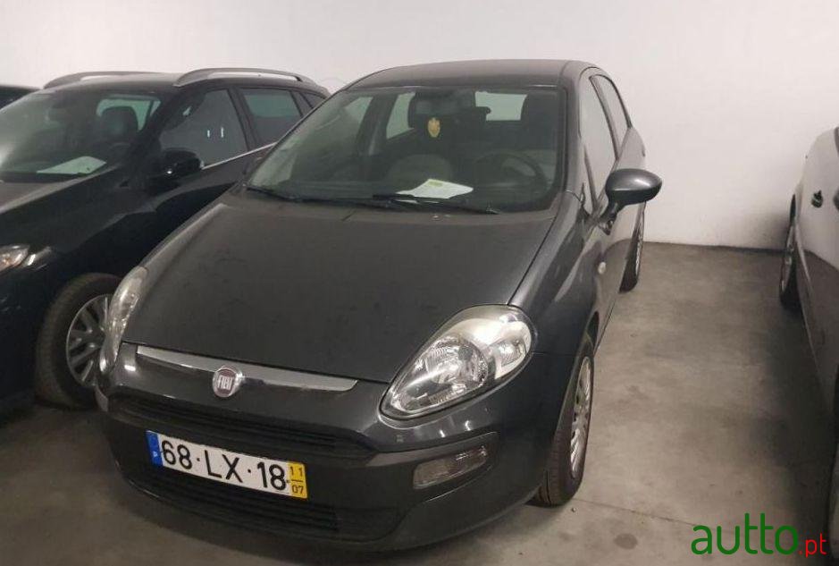 2011' Fiat Grande Punto photo #1