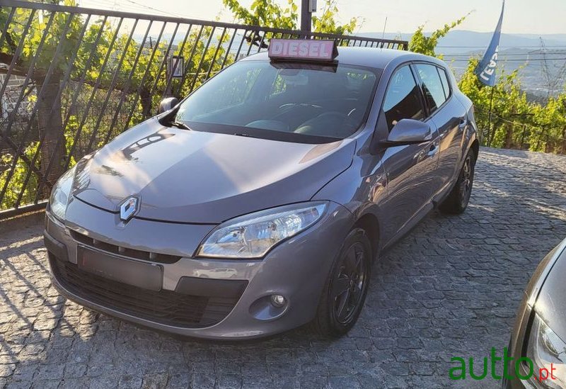 2010' Renault Megane Ver-1-5-Dci-Dynamique photo #2