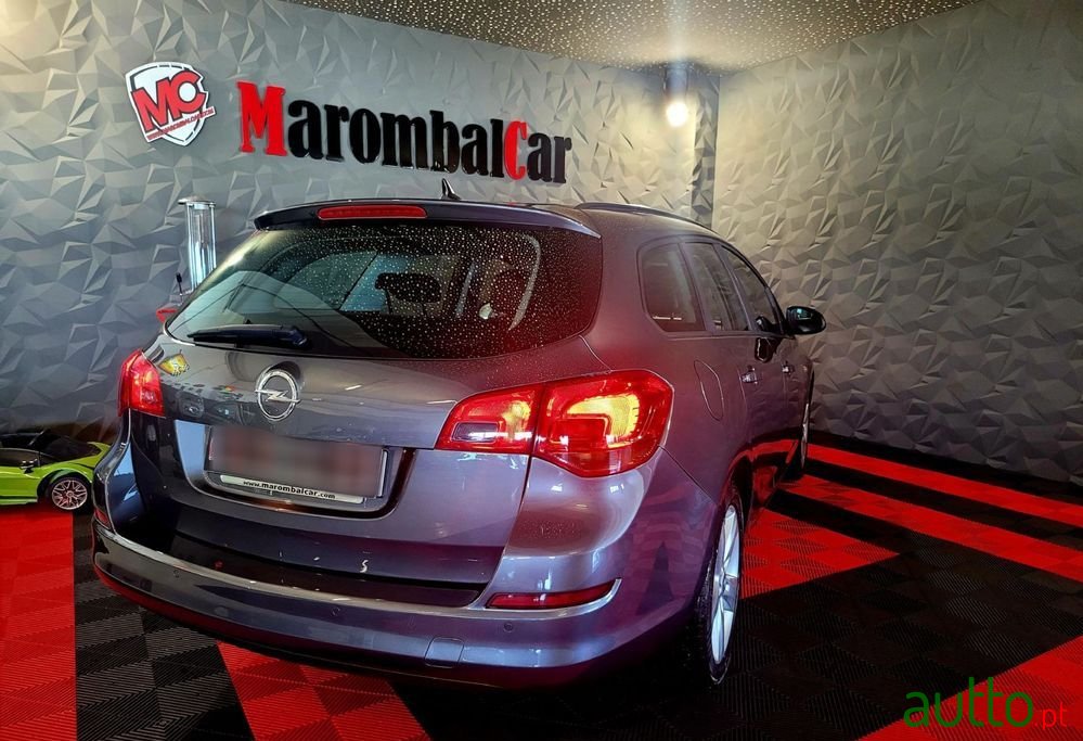 2011' Opel Astra Sports Tourer photo #6