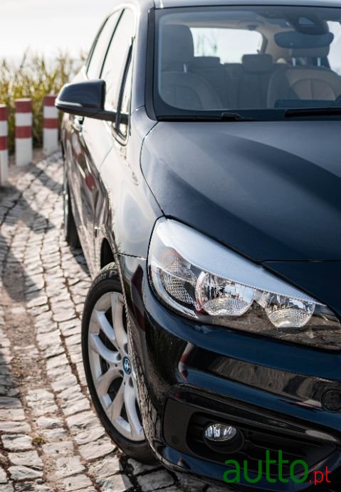 2017' BMW 225Xe Active Tourer photo #3