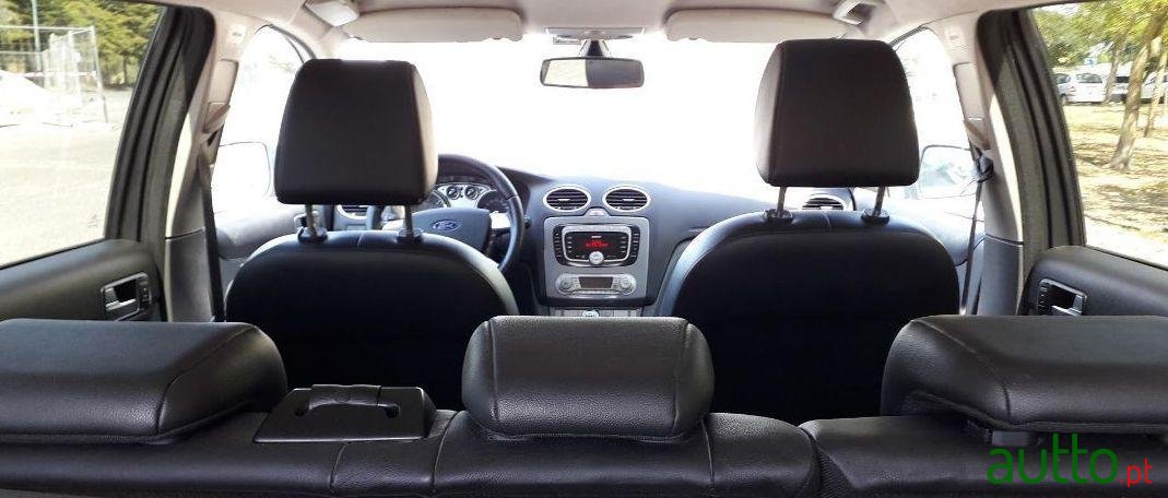 2010' Ford Focus Sw photo #2