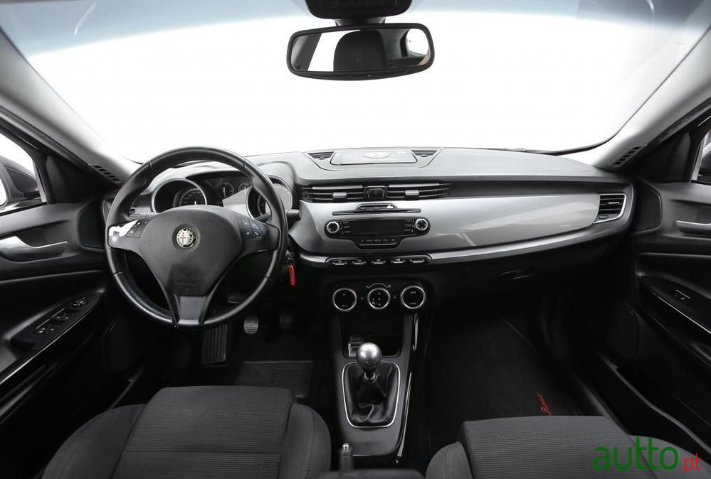2013' Alfa Romeo Giulietta photo #6