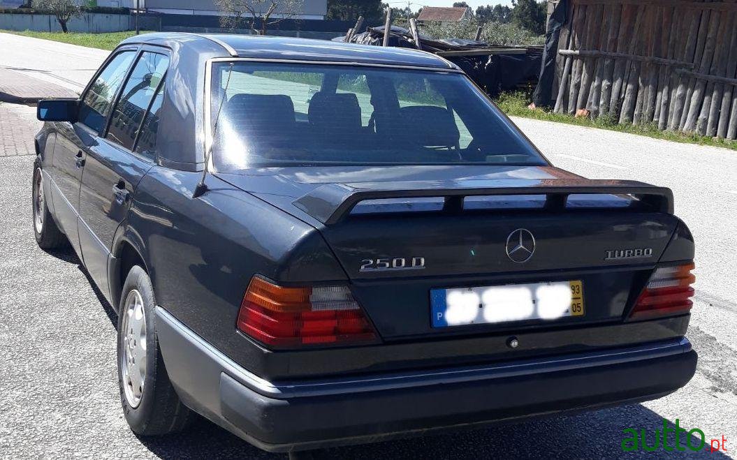 1993' Mercedes-Benz 250 D Turbo photo #3