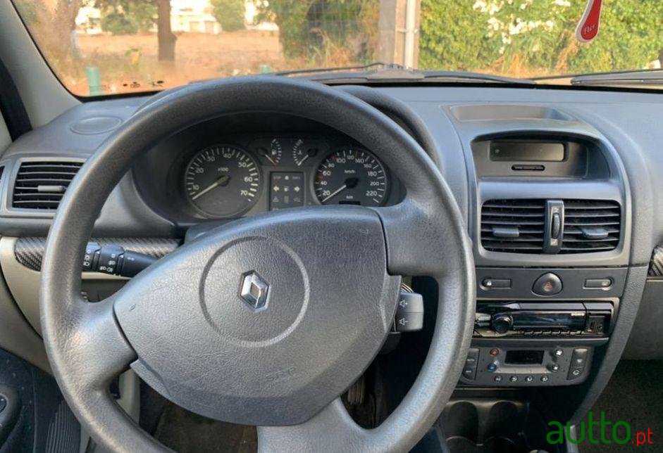 2002' Renault Clio Dci photo #1