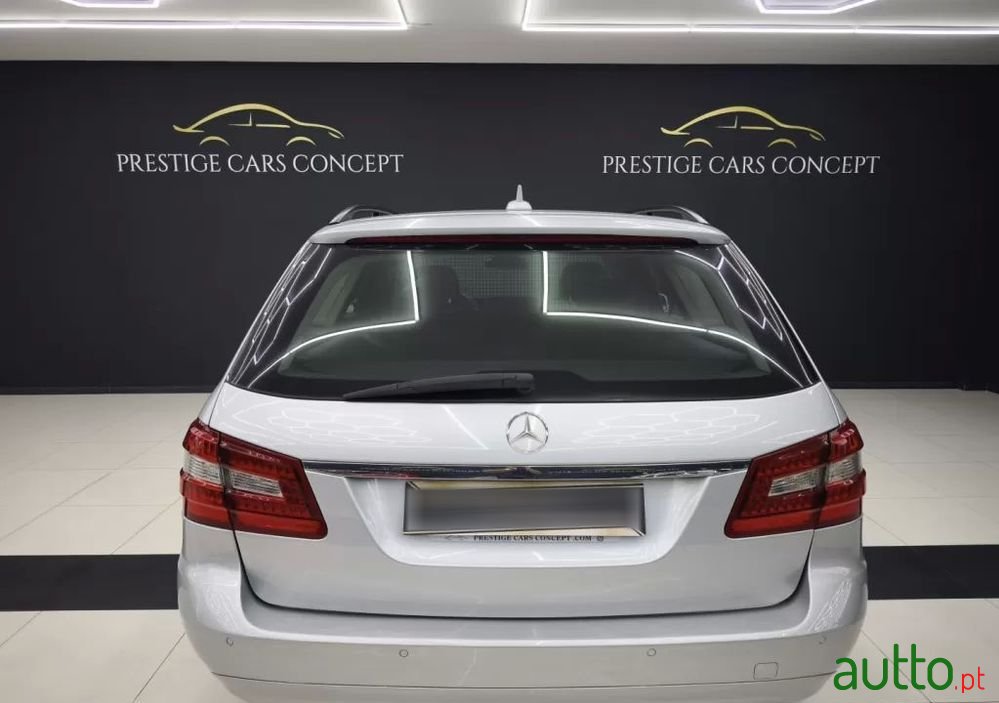 2011' Mercedes-Benz Classe E photo #3