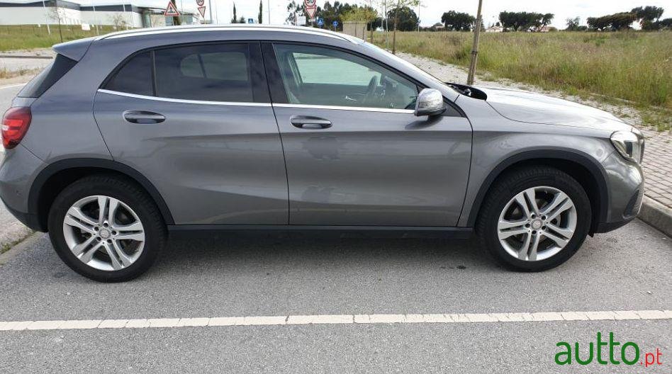 2017' Mercedes-Benz Gla-220 4Matic photo #4