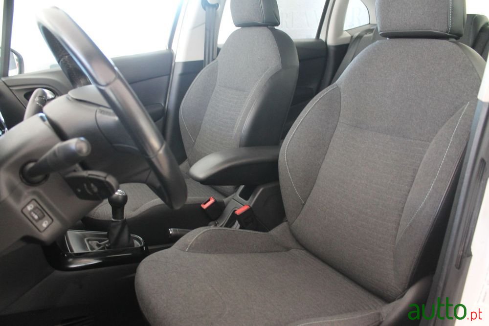 2015' Citroen C3 Pure Tech Vti Selection photo #4