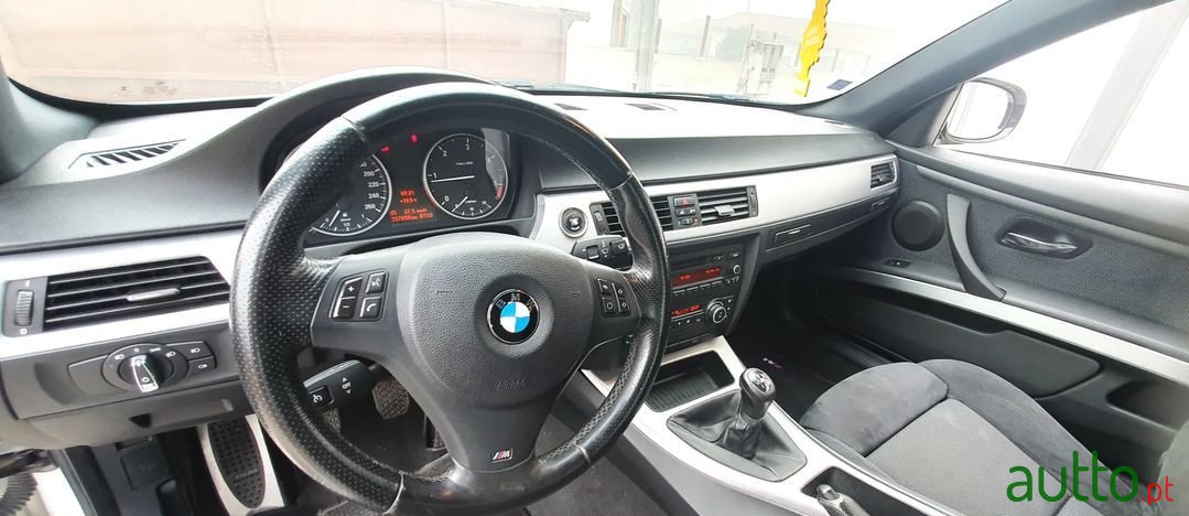 2011' BMW 320 photo #6