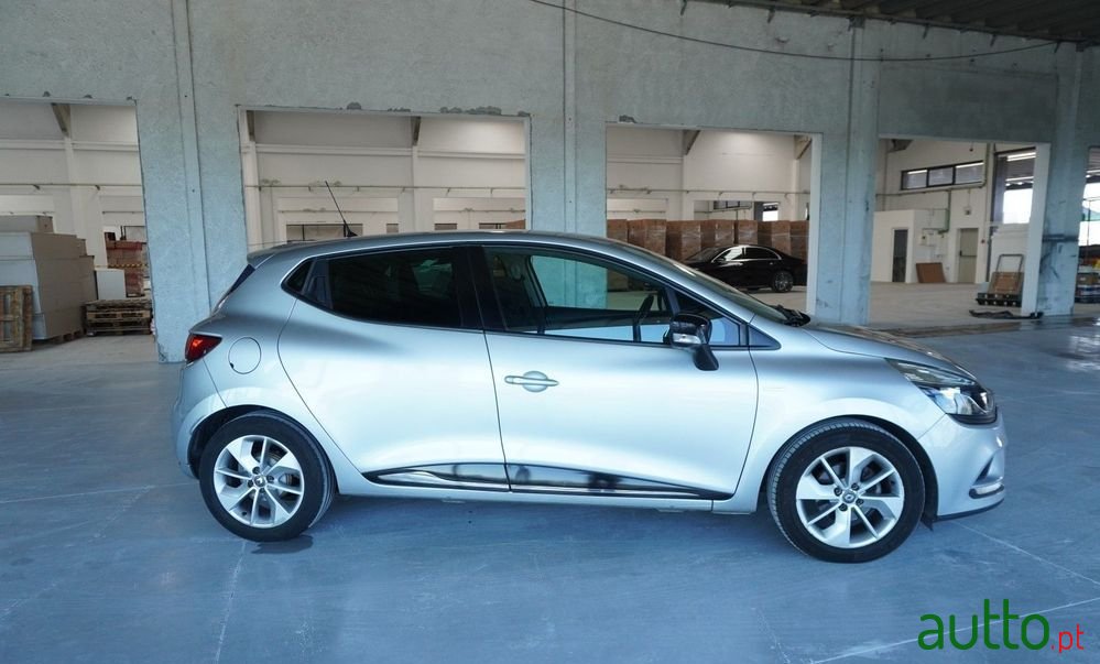 2016' Renault Clio 1.5 Dci Limited Edition photo #4