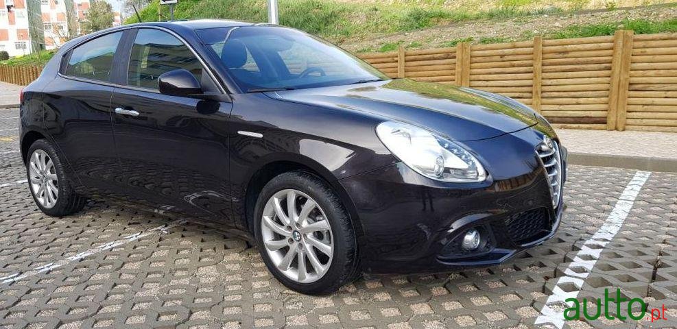 2015' Alfa Romeo Giulietta photo #2