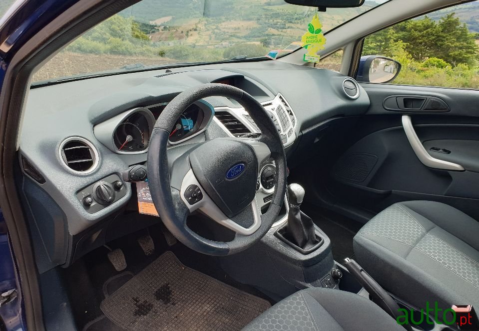 2010' Ford Fiesta photo #6