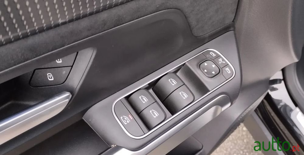 2023' Mercedes-Benz EQB 250 Amg Line photo #4