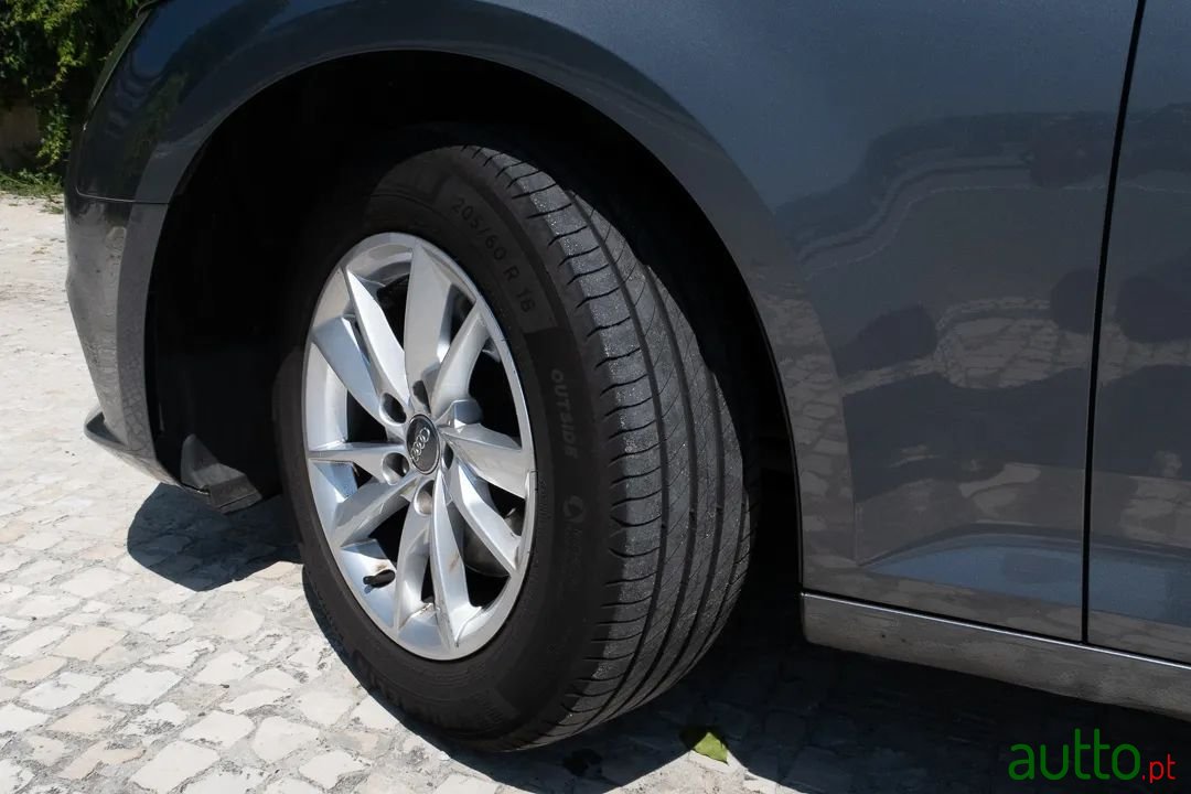 2016' Audi A4 Avant photo #6