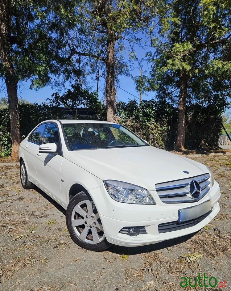 2010' Mercedes-Benz Classe C photo #1