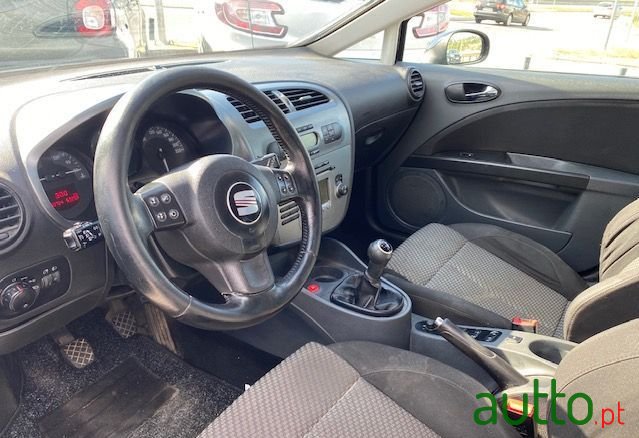 2009' SEAT Leon photo #4