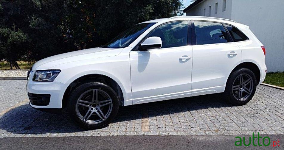 2009' Audi Q5 Quattro photo #1