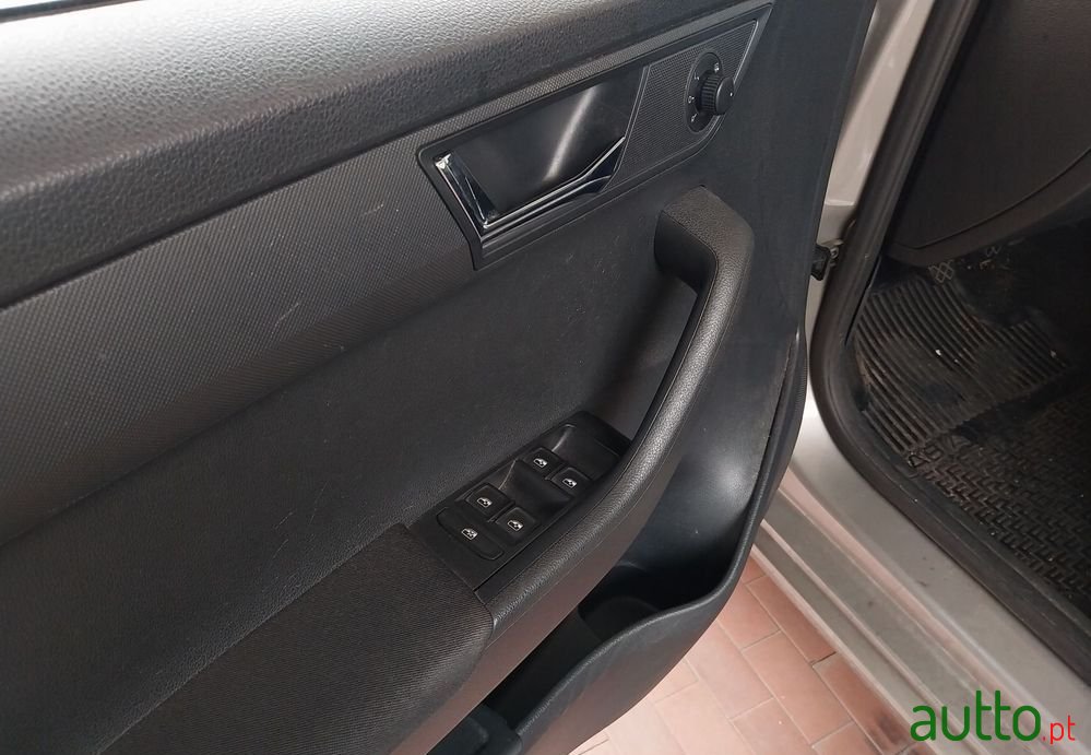 2015' Skoda Fabia Break photo #3