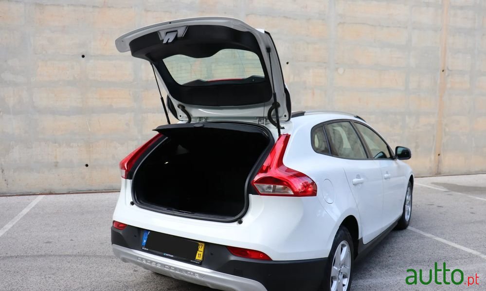 2017' Volvo V40 Cross Country photo #5