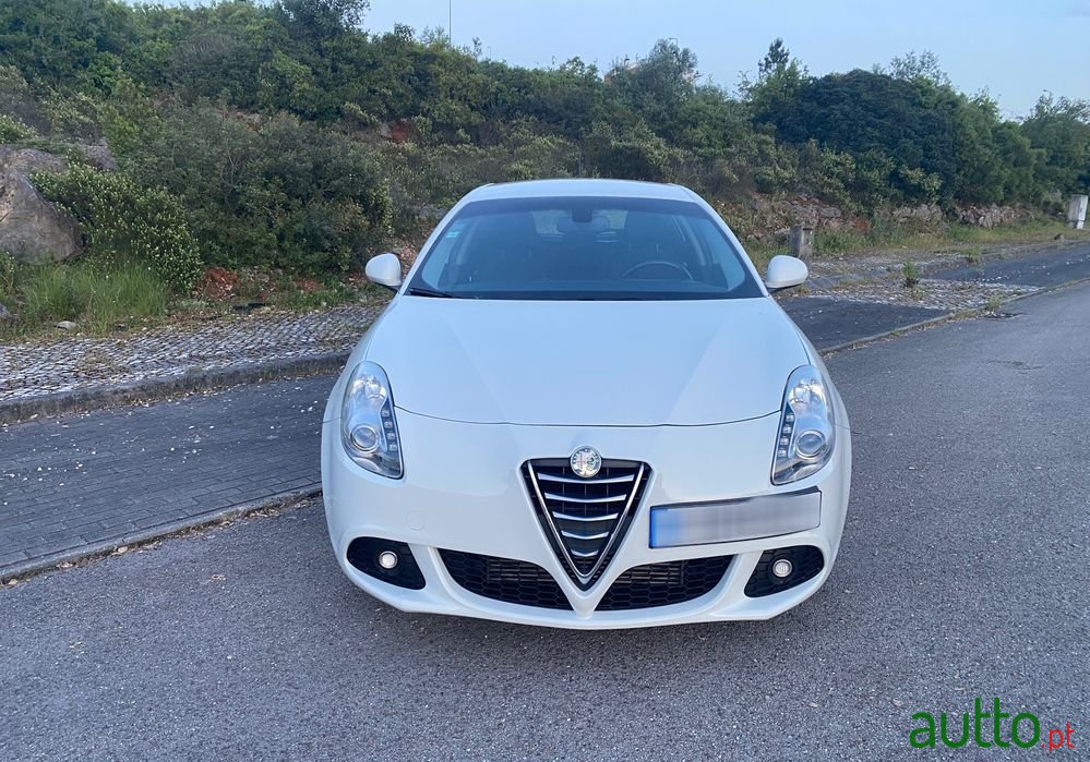 2012' Alfa Romeo Giulietta photo #2