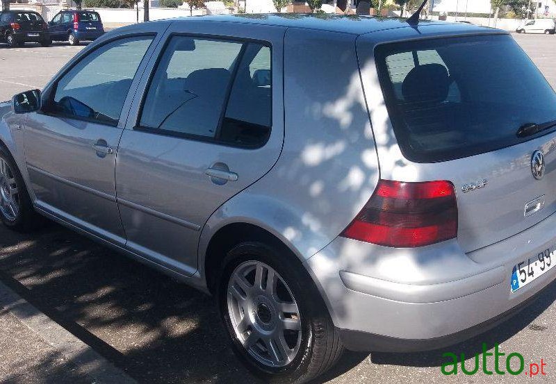 2002' Volkswagen Golf photo #2