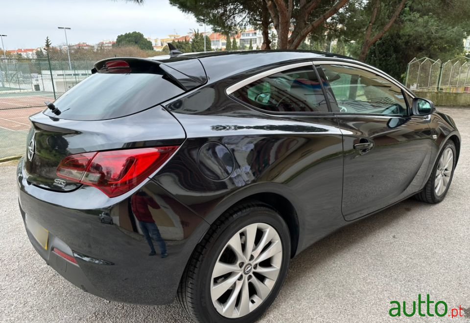 2012' Opel Astra Gtc photo #2