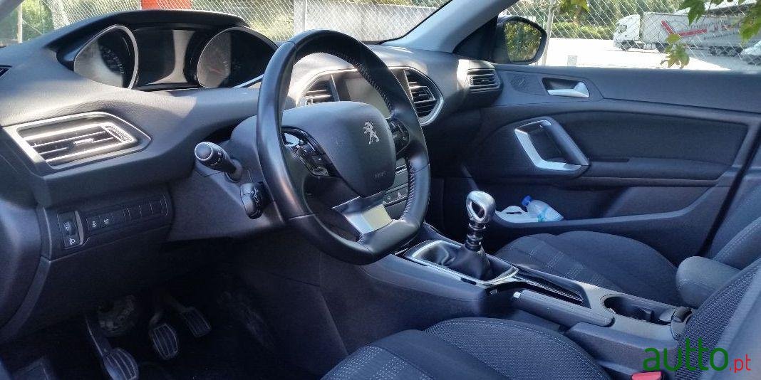 2015' Peugeot 308 Allure photo #2