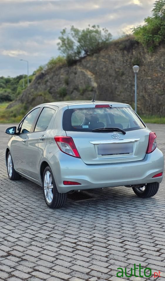 2012' Toyota Yaris photo #3