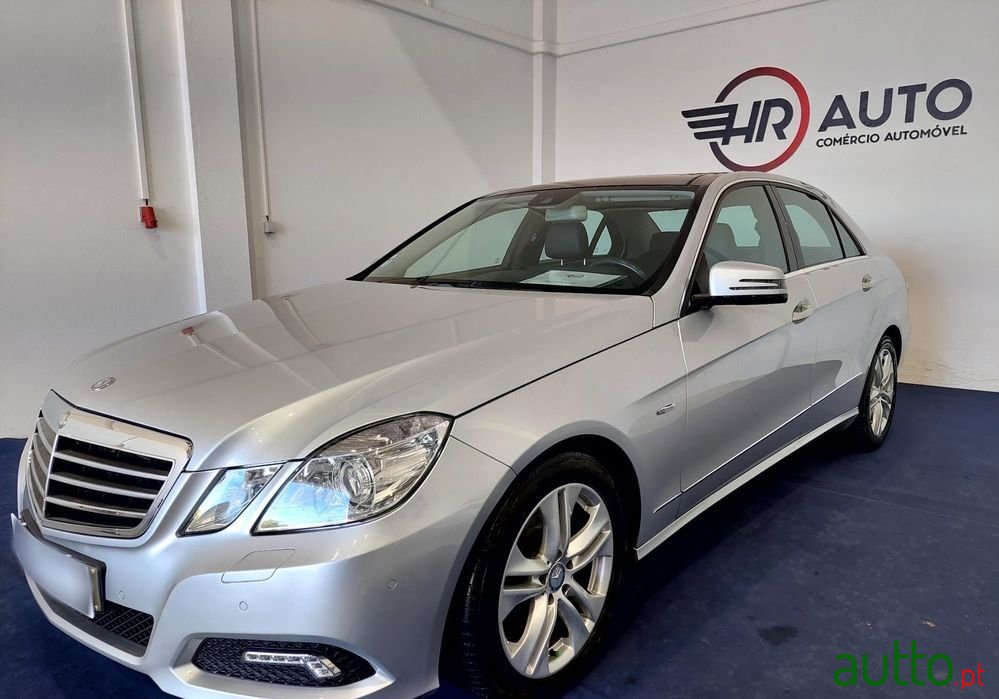 2010' Mercedes-Benz Classe E photo #2