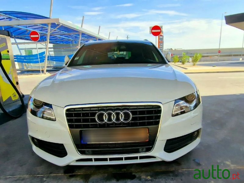 2011' Audi A4 Avant photo #1