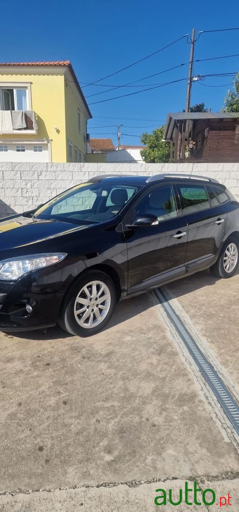 2011' Renault Megane photo #3