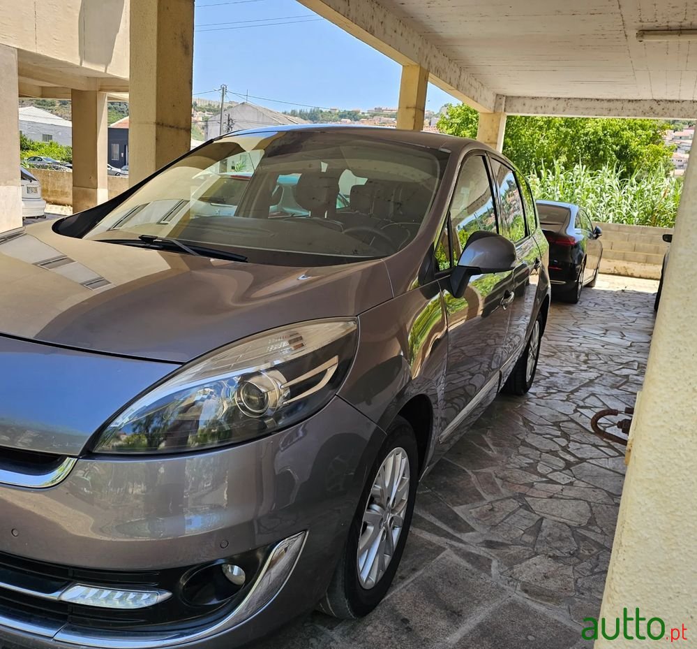 2012' Renault Grand Scenic 1.5 Dci Luxe 7L photo #3