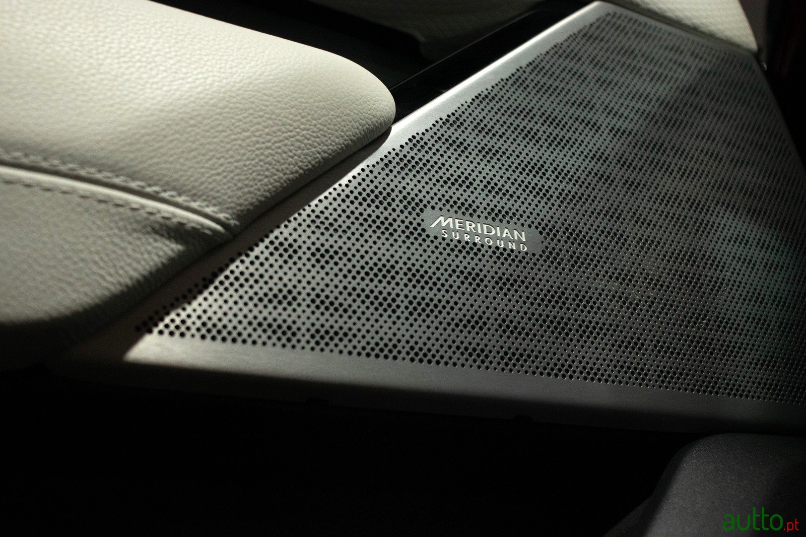 2021' Land Rover Range Rover Velar P400e SE R-Design photo #6