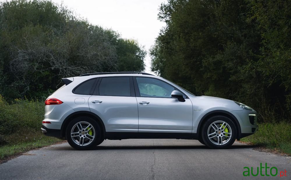 2015' Porsche Cayenne S E-Hybrid photo #6