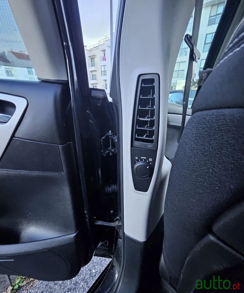 2010' Citroen C4 Picasso photo #4