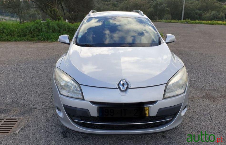 2010' Renault Megane Sport Tourer photo #3
