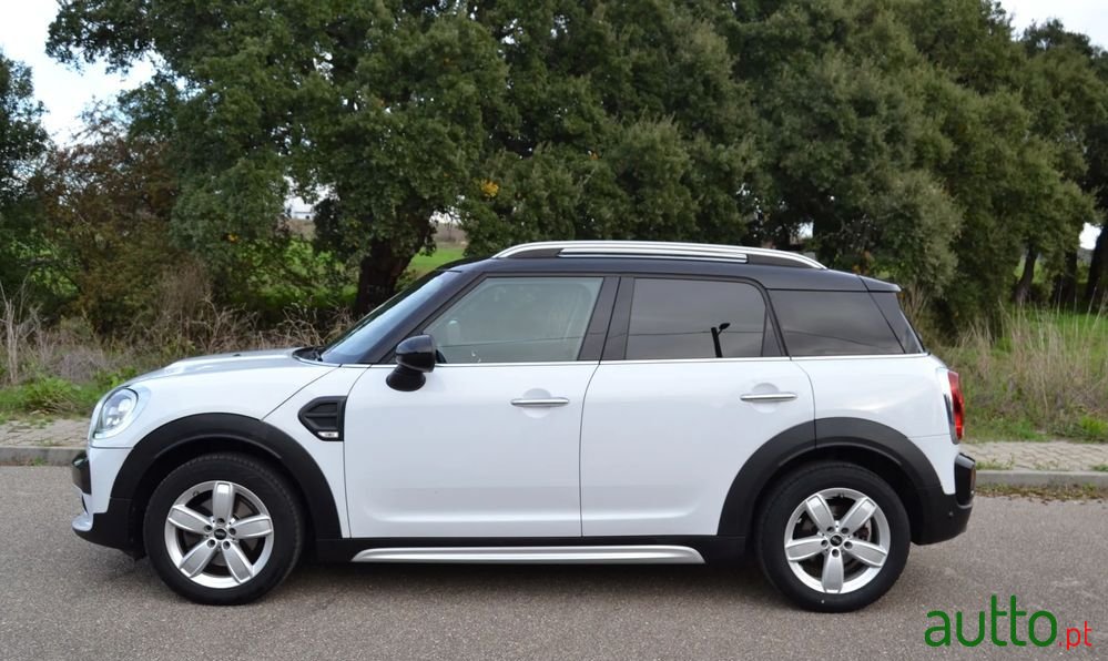 2017' MINI Countryman Cooper D photo #2