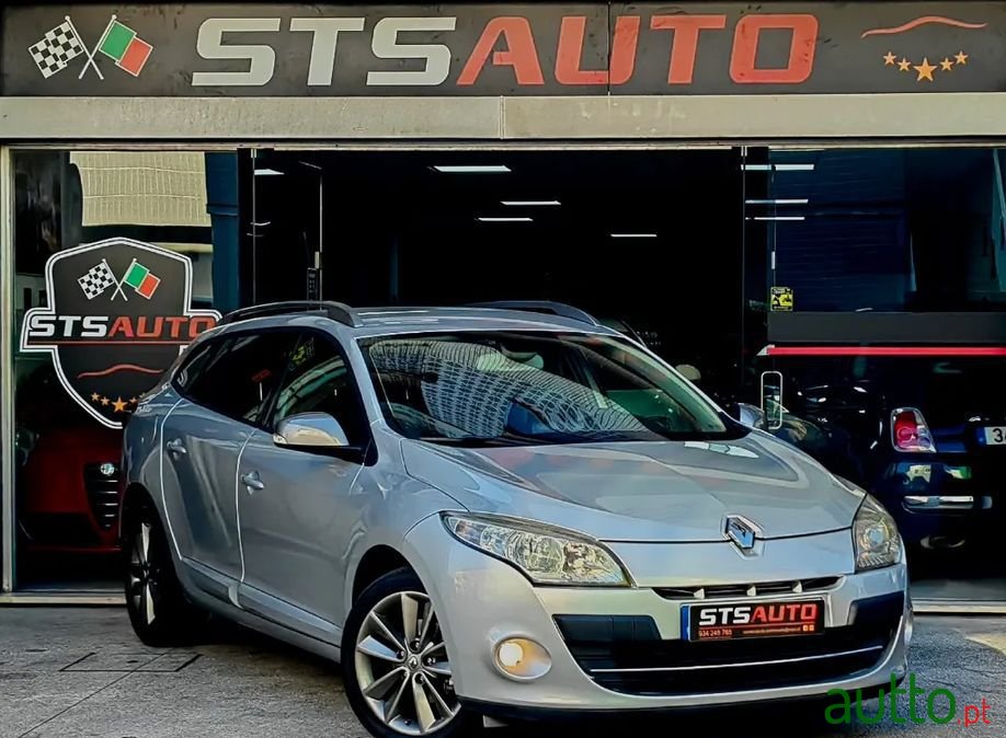 2010' Renault Megane Sport Tourer photo #2