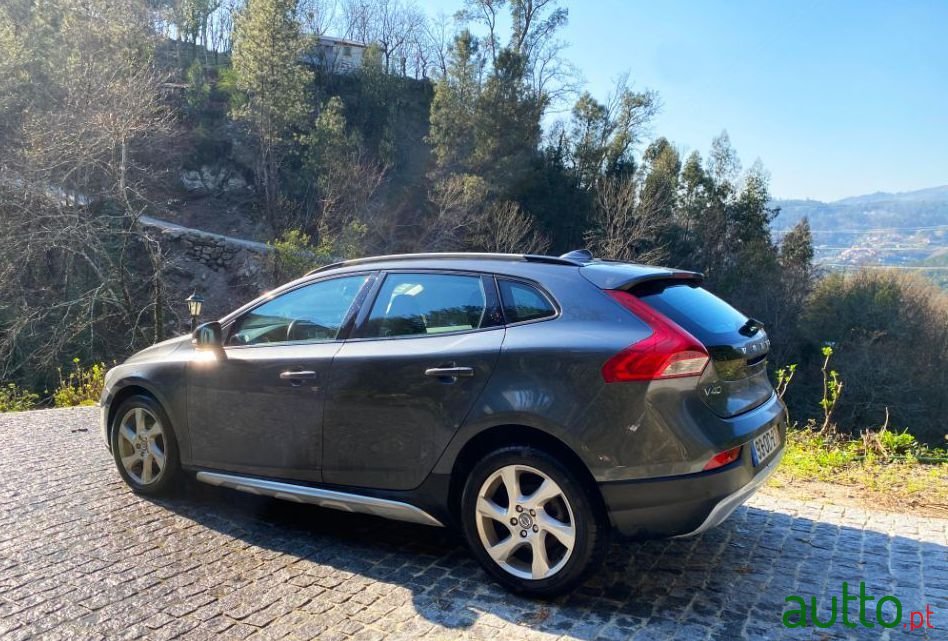 2013' Volvo V40 Cross Country photo #4