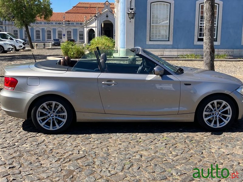 2011' BMW 118 D Cabrio photo #5