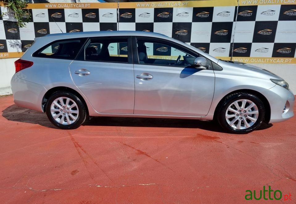 2014' Toyota Auris Touring Sports photo #2