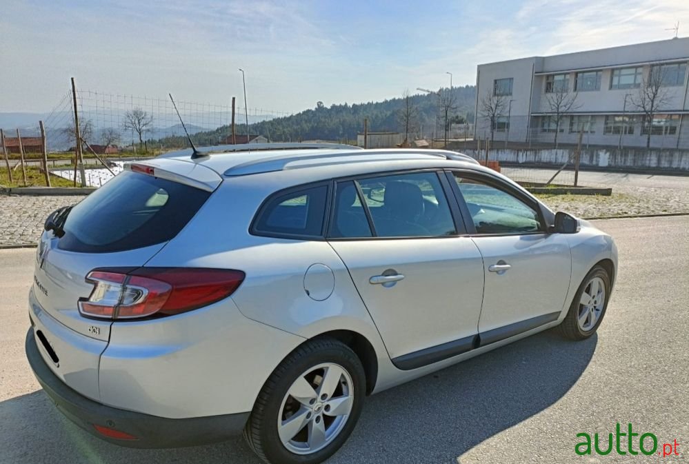 2011' Renault Megane photo #5